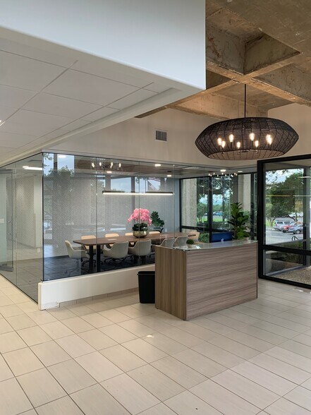 8119 Datapoint Dr, San Antonio, TX à louer - Photo de l’immeuble – Image 3 sur 10