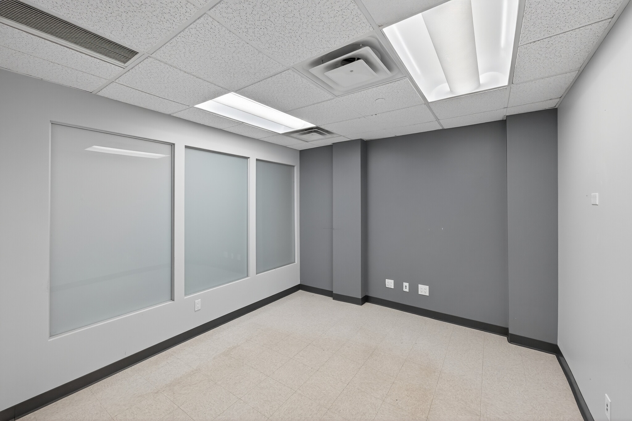 6 Technology Dr, Setauket, NY à louer Photo intérieure– Image 1 sur 10