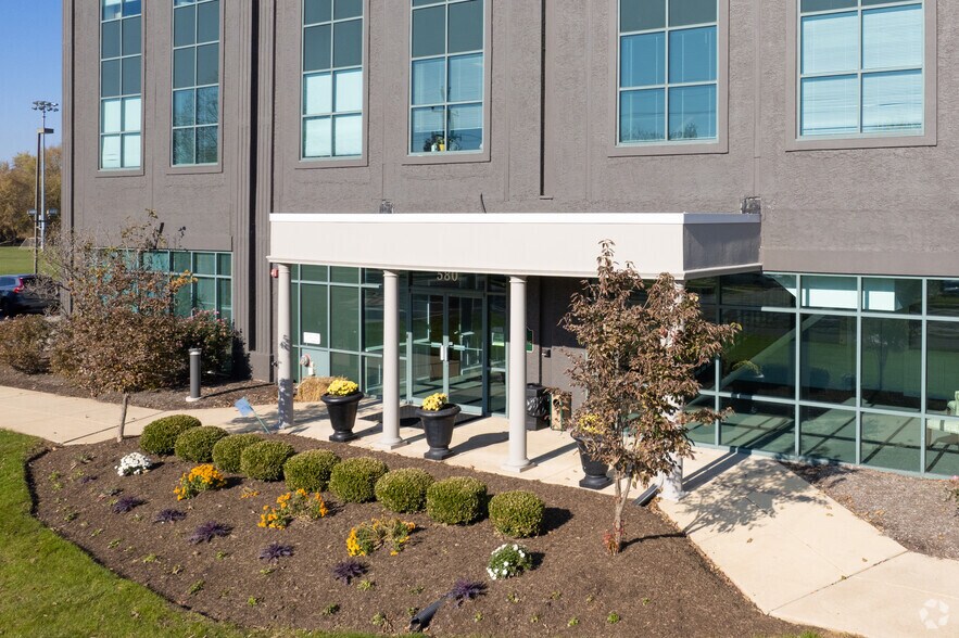 580 Virginia Dr, Fort Washington, PA à louer - Photo de l’immeuble – Image 2 sur 8