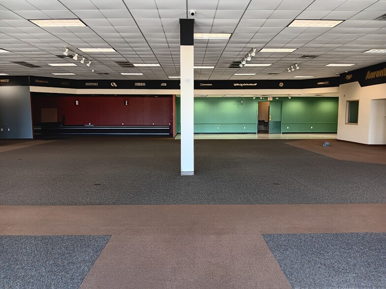 9230 N Highway 6, Navasota, TX à vendre - Photo intérieure – Image 2 sur 38