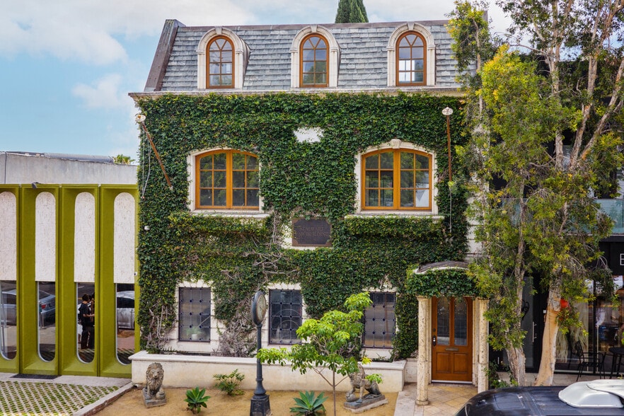 8752 Holloway Dr, West Hollywood, CA à louer - Photo de l’immeuble – Image 2 sur 18