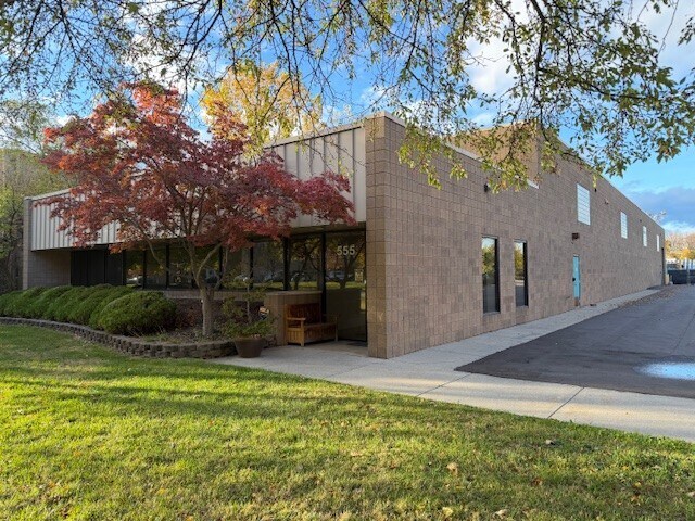 555 Elmwood Dr, Troy, MI à louer - Photo de l’immeuble – Image 2 sur 14