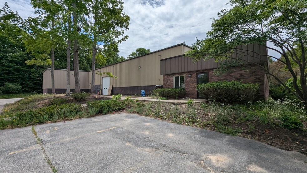 343 Hughes Dr, Traverse City, MI à louer - Photo de l’immeuble – Image 1 sur 5