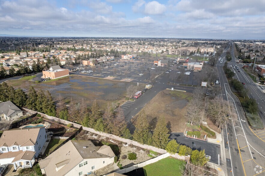 10046 Bruceville Rd, Elk Grove, CA à vendre - Photo de l’immeuble – Image 1 sur 2