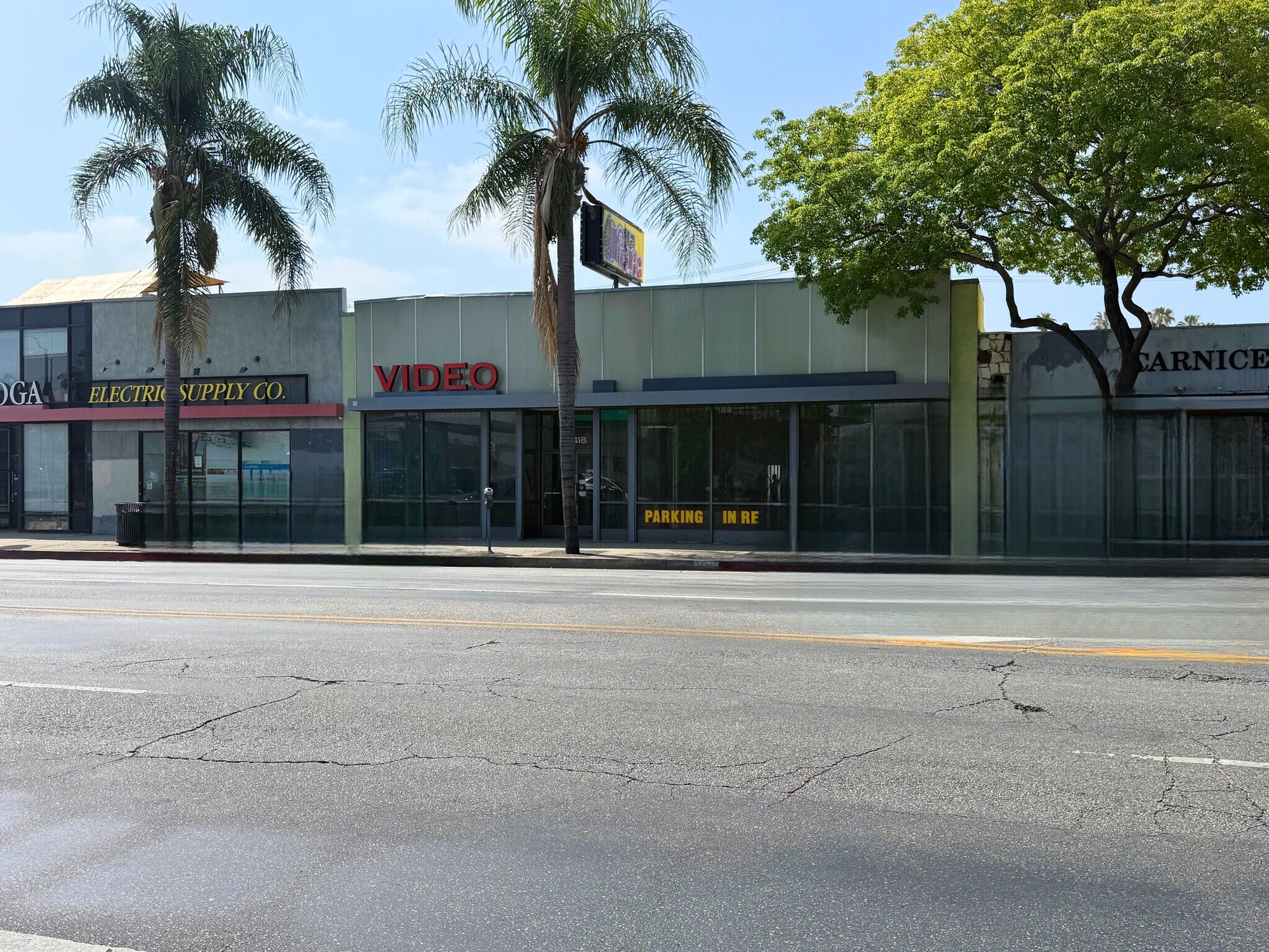 21418 Sherman Way, Canoga Park, CA à louer Photo de l’immeuble– Image 1 sur 2