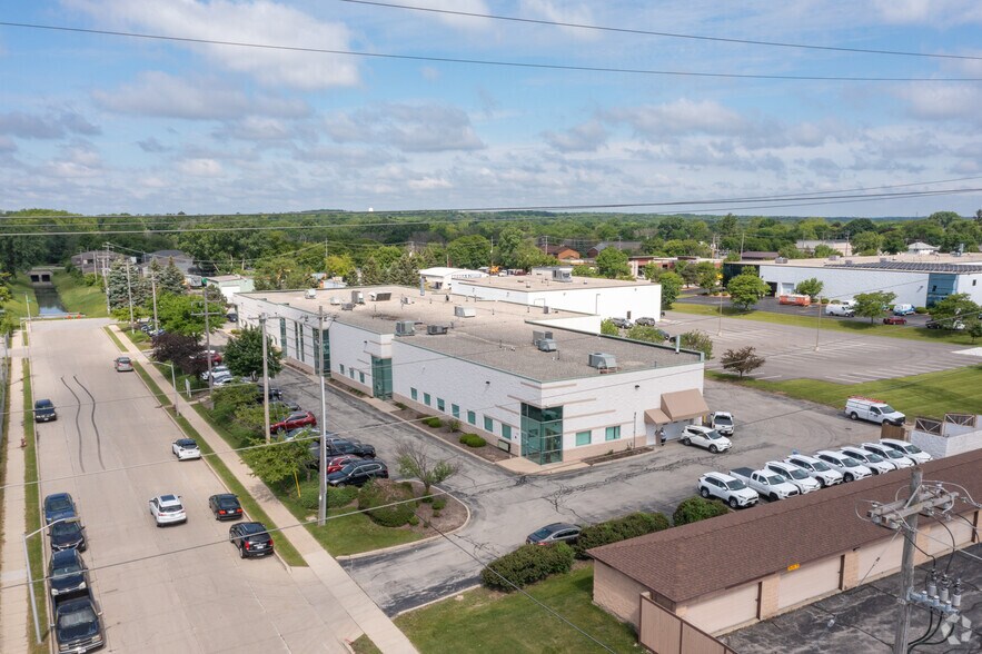 11214-11250 W Lapham St, West Allis, WI à louer - Photo de l’immeuble – Image 2 sur 8