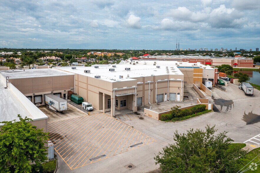 6329 Naples Blvd, Naples, FL à louer - Photo de l’immeuble – Image 2 sur 3