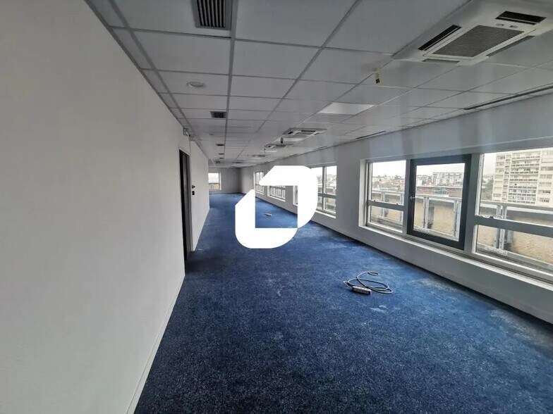 Local d’activités dans Créteil à louer - Photo de l’immeuble – Image 2 sur 20