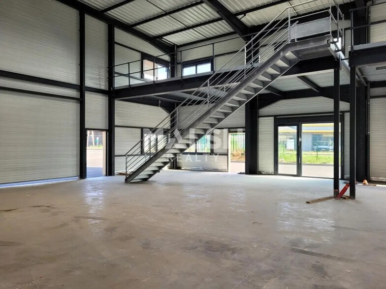 Local d’activités dans Trévoux à louer - Photo de l’immeuble – Image 1 sur 12