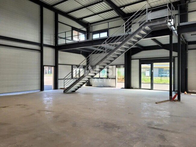 Plus de détails pour Local d'activités à louer