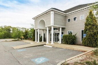 100 Independence Dr, Hyannis, MA à louer - Photo de l’immeuble – Image 2 sur 24
