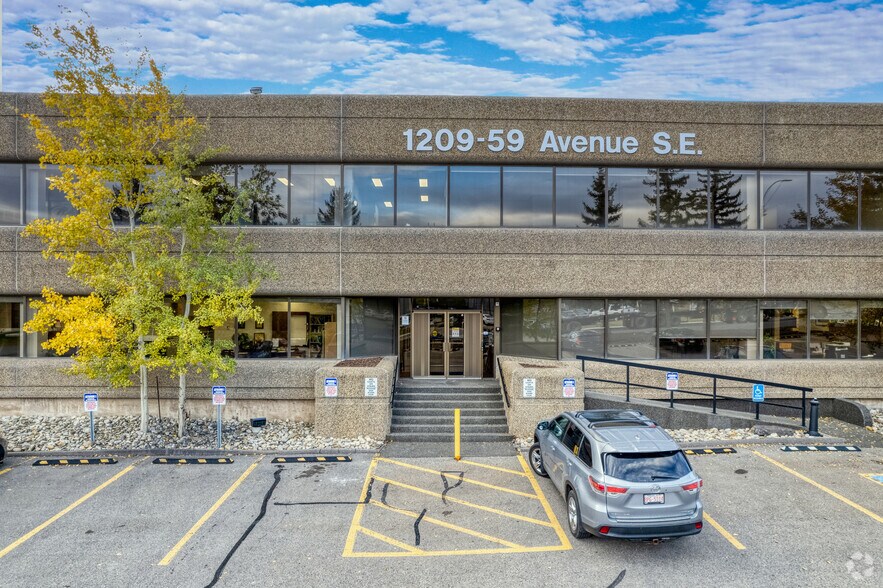 1209 59th Ave SE, Calgary, AB à louer - Photo de l’immeuble – Image 3 sur 11