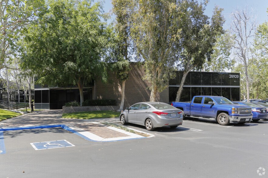 20935 Warner Center Ln, Woodland Hills, CA à louer - Photo principale – Image 2 sur 45