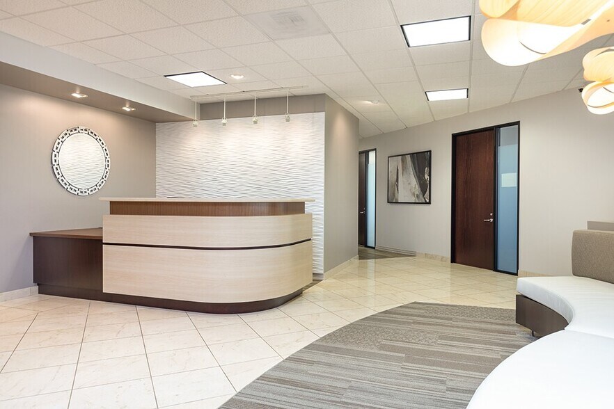 26632 Towne Centre Dr, Foothill Ranch, CA à louer - Photo de l’immeuble – Image 2 sur 7