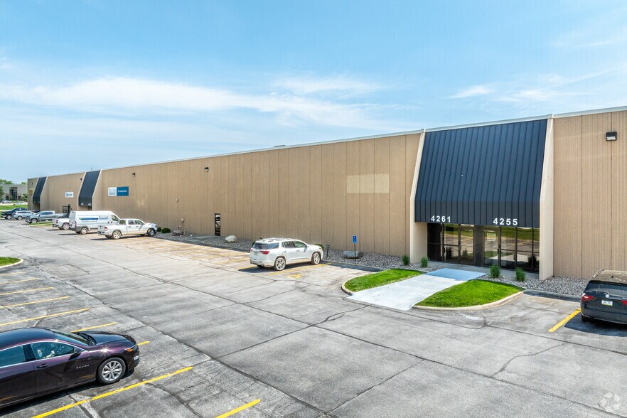 4245-4269 109th St, Urbandale, IA à louer - Photo principale – Image 1 sur 4