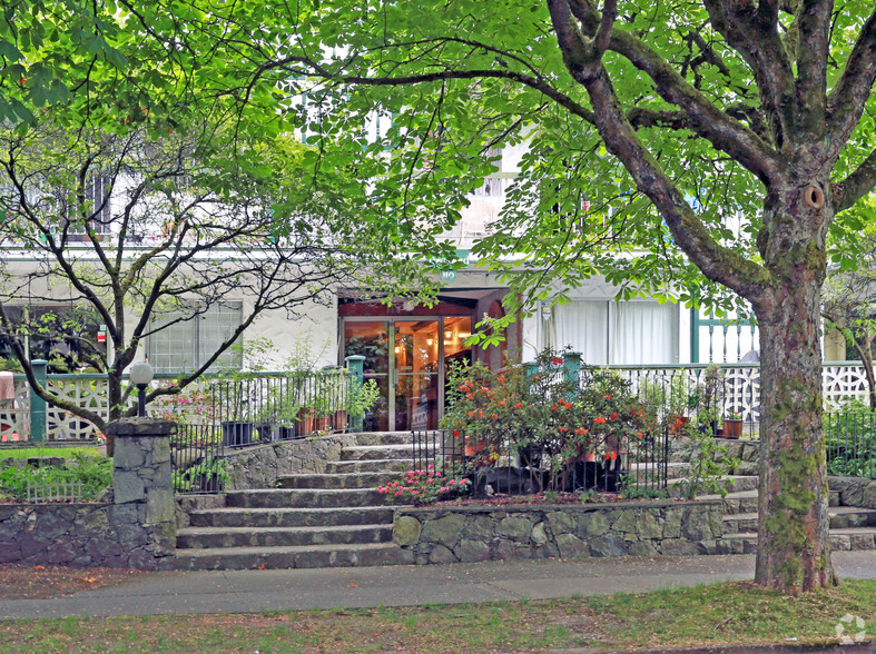 110 W 10th Ave, Vancouver, BC à vendre - Photo de l’immeuble – Image 2 sur 3