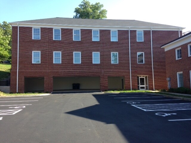 1024 Carrington Pl, Charlottesville, VA à louer - Photo de l’immeuble – Image 2 sur 9