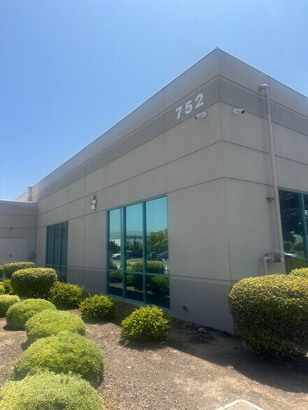 752 La Guardia St, Salinas, CA à louer - Photo de l’immeuble – Image 3 sur 4