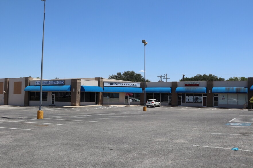 12804-12826 Nacogdoches Rd, San Antonio, TX à louer - Photo de l’immeuble – Image 2 sur 5