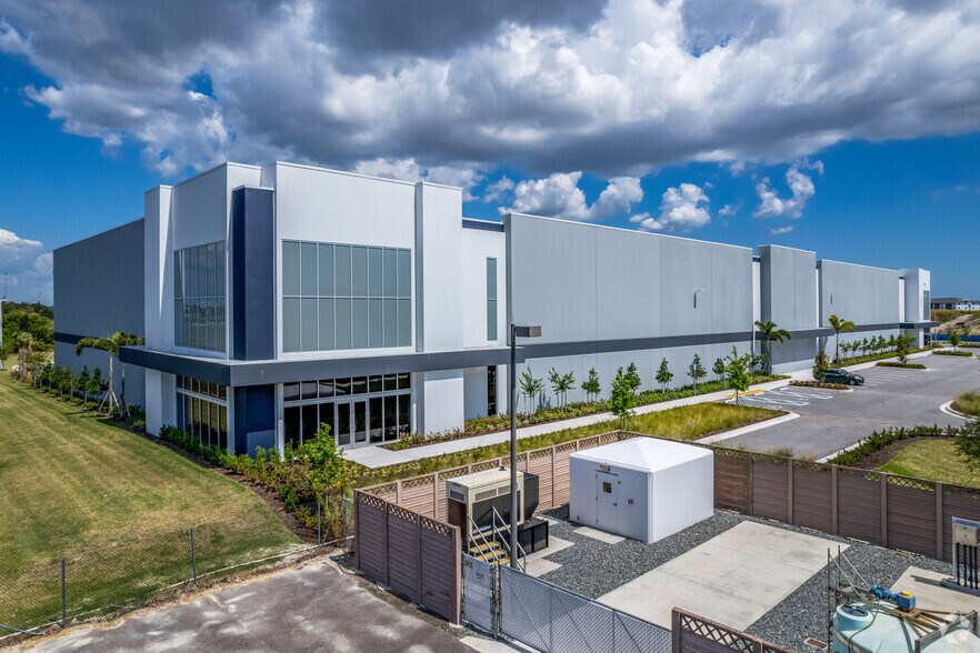 2799 Gateway Centre Pky, Saint Petersburg, FL à louer - Photo de l’immeuble – Image 2 sur 6