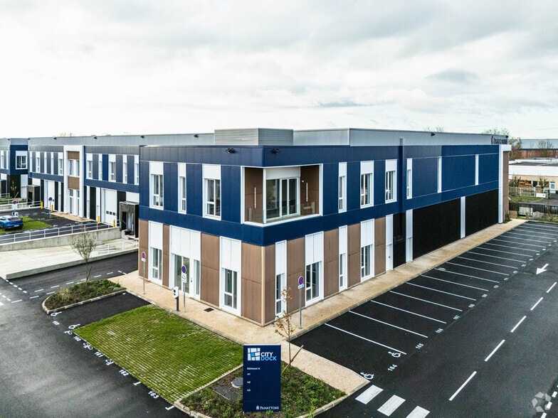 Local d’activités dans Moissy-Cramayel à louer - Photo principale – Image 1 sur 4