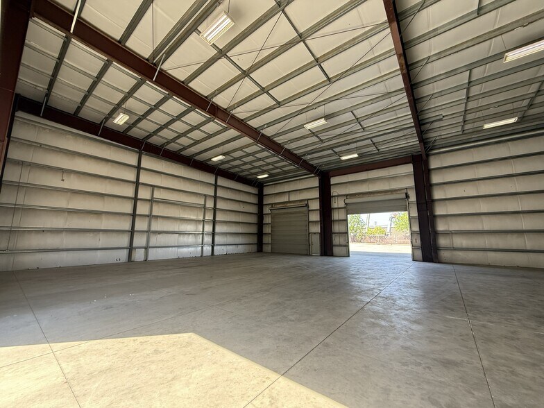 969 Carrier Parkway Ave, Bakersfield, CA à louer - Photo de l’immeuble – Image 2 sur 6
