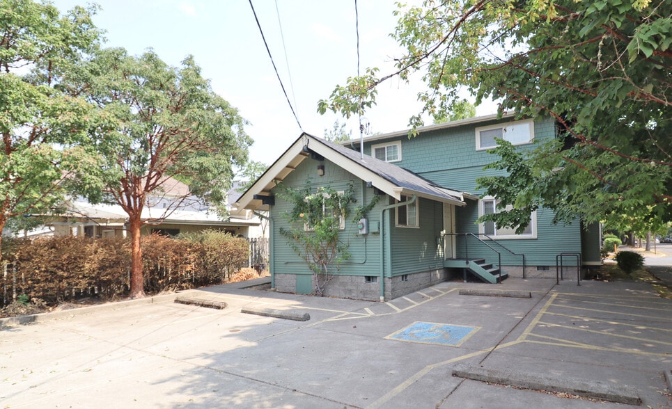 1396 Charnelton St, Eugene, OR à vendre - Photo de l’immeuble – Image 3 sur 25