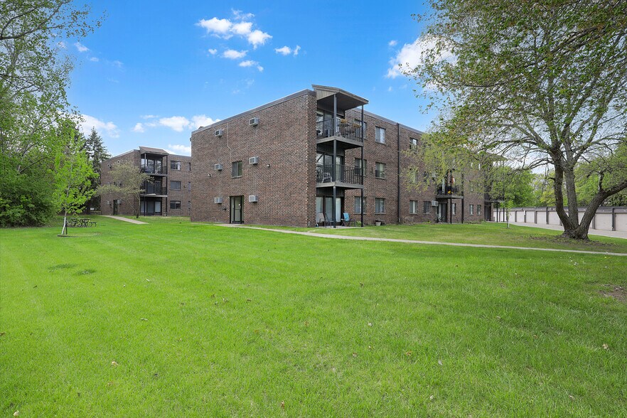2050 7th Ave E, North Saint Paul, MN à vendre - Photo de l’immeuble – Image 2 sur 26