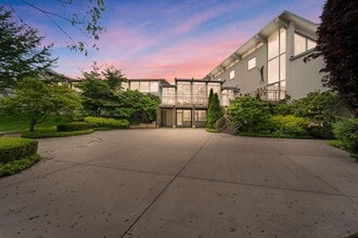 8223 N Port Washington Rd, Fox Point, WI à louer Photo de l’immeuble– Image 1 sur 20