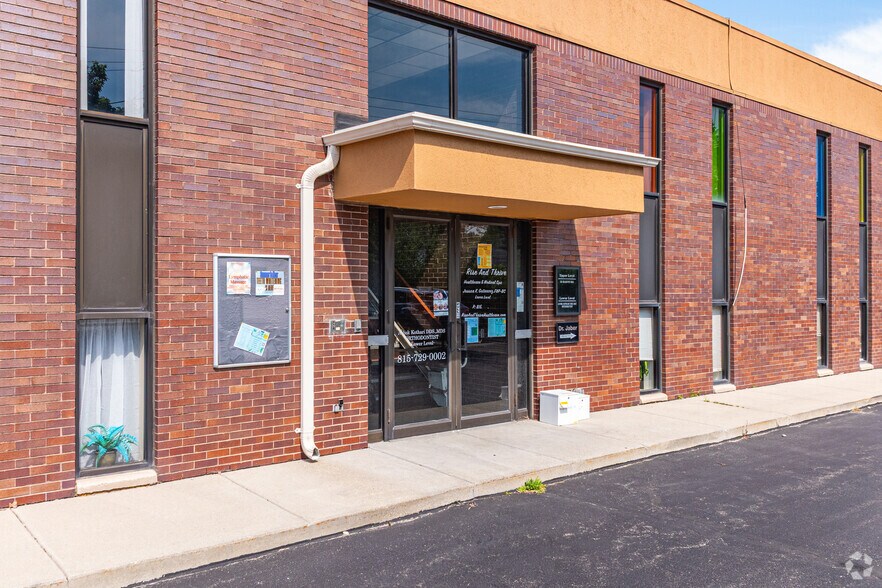 1106 N Larkin Ave, Joliet, IL à louer - Photo de l’immeuble – Image 3 sur 4