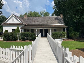 6075 Sandy Springs Cir NE, Atlanta, GA à louer Photo de l’immeuble– Image 1 sur 7