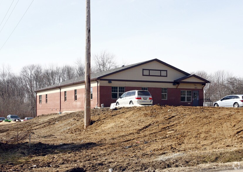 4576 Massillon Rd, Canton, OH à louer - Photo de l’immeuble – Image 2 sur 9