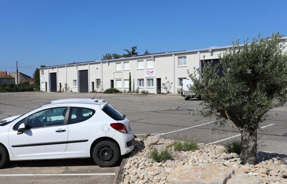 Local d’activités dans Décines-Charpieu à louer - Photo de l’immeuble – Image 2 sur 2
