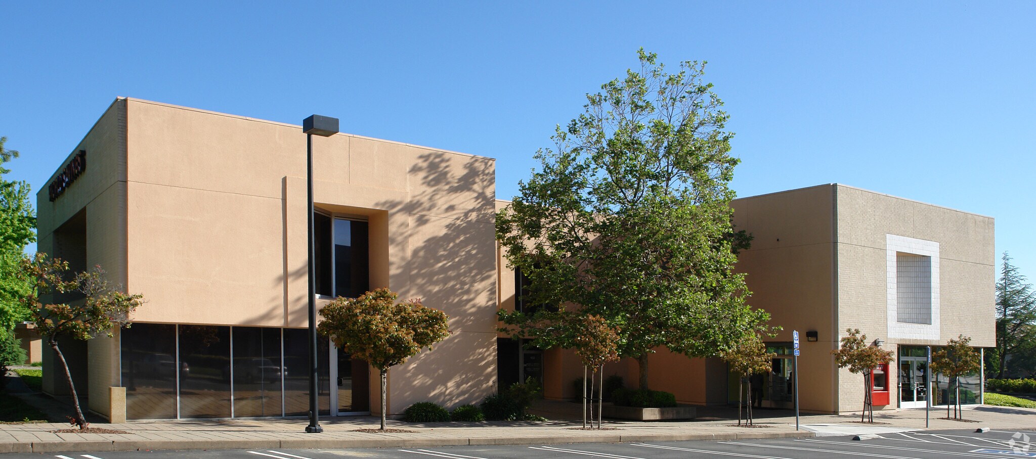 5798 Stoneridge Mall Rd, Pleasanton, CA à louer Photo de l’immeuble– Image 1 sur 4