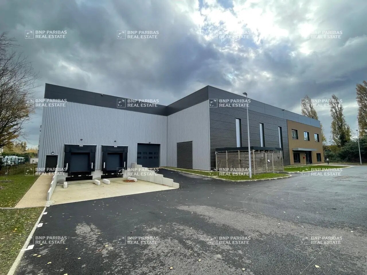 Local d'activités dans Trappes à vendre Photo de l’immeuble– Image 1 sur 32