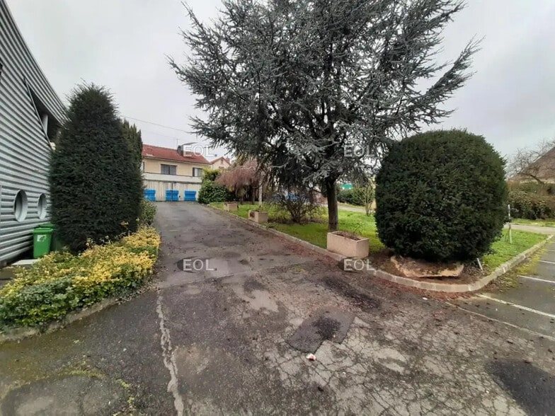 Local d’activités dans Villeneuve-le-Roi à louer - Photo de l’immeuble – Image 2 sur 9