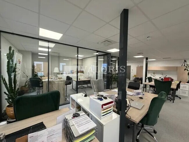 Plus de détails pour 10 Chemin De L'Industrie, Dardilly - Bureau à louer