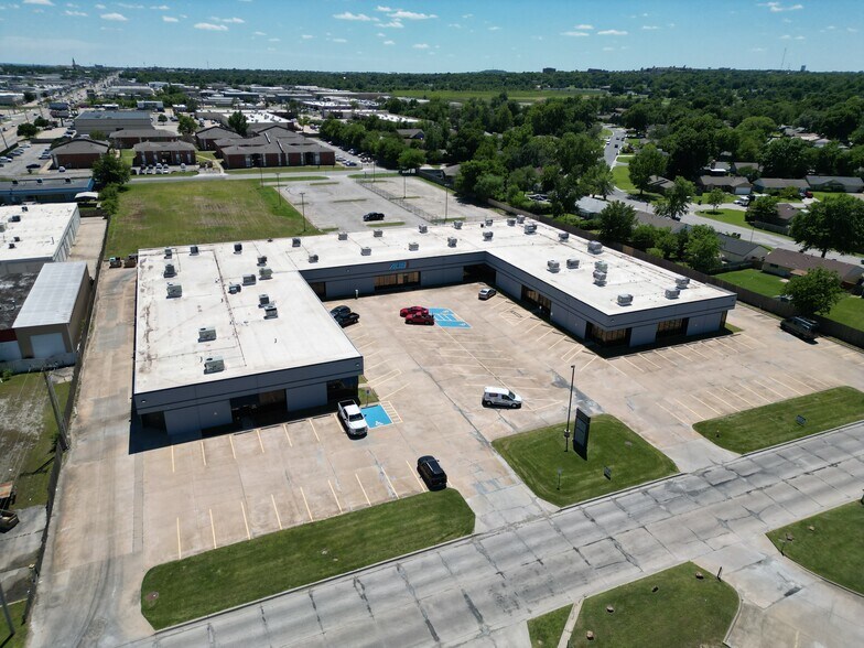 9522 E 47th Pl, Tulsa, OK à vendre - Photo de l’immeuble – Image 3 sur 10