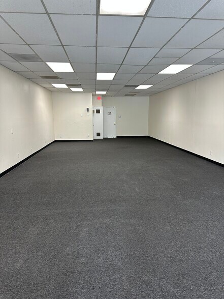 521-595 S Azusa Way, La Puente, CA à louer - Photo intérieure – Image 3 sur 4