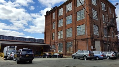 90 Dayton Ave, Passaic, NJ à louer Photo de l’immeuble– Image 1 sur 9