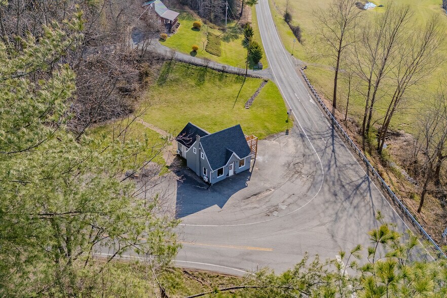 12 Scenic Rd, Fries, VA à vendre - Photo de l’immeuble – Image 2 sur 36