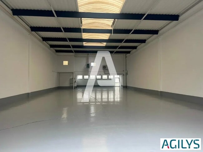 Plus de détails pour Local d'activités à louer