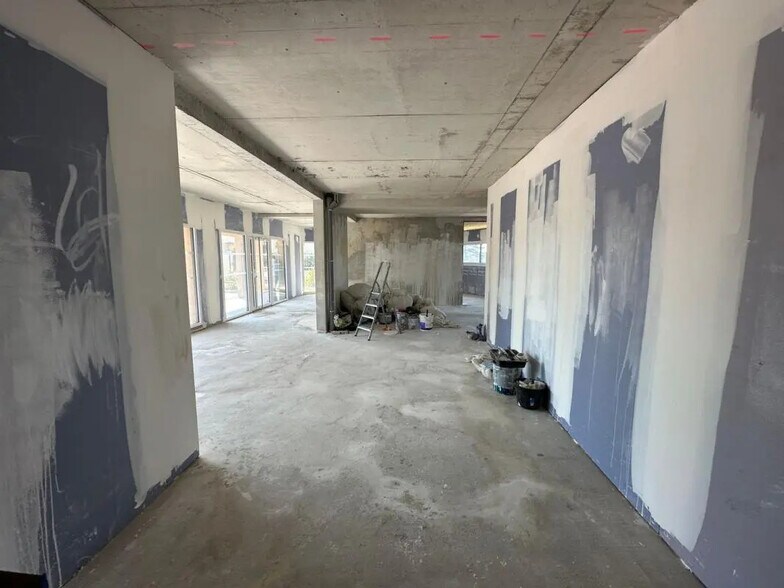 Local d’activités dans Fréjus à louer - Photo de l’immeuble – Image 2 sur 5