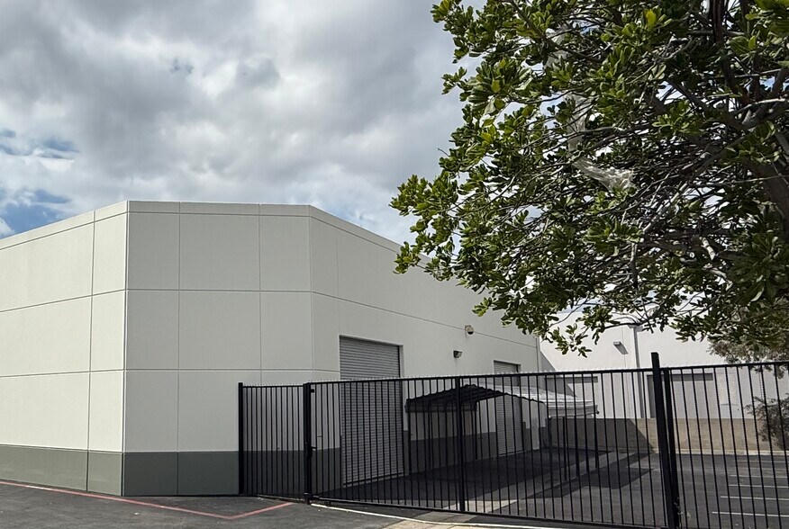 1331 Foothill Blvd, Azusa, CA à vendre - Photo de l’immeuble – Image 3 sur 6