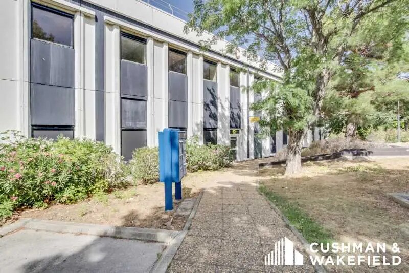 Local d’activités dans Marseille à louer - Photo de l’immeuble – Image 2 sur 2