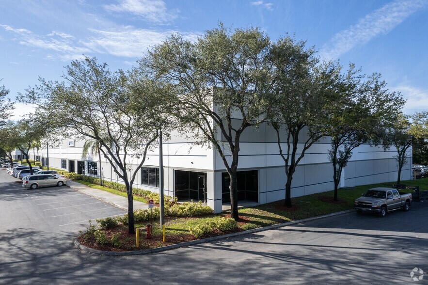 10255 NW 116th Way, Medley, FL à louer - Photo de l’immeuble – Image 2 sur 21