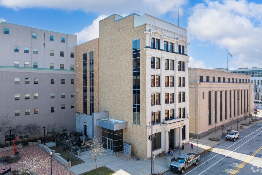 112 W Jefferson Blvd, South Bend, IN à louer - Photo principale – Image 1 sur 23