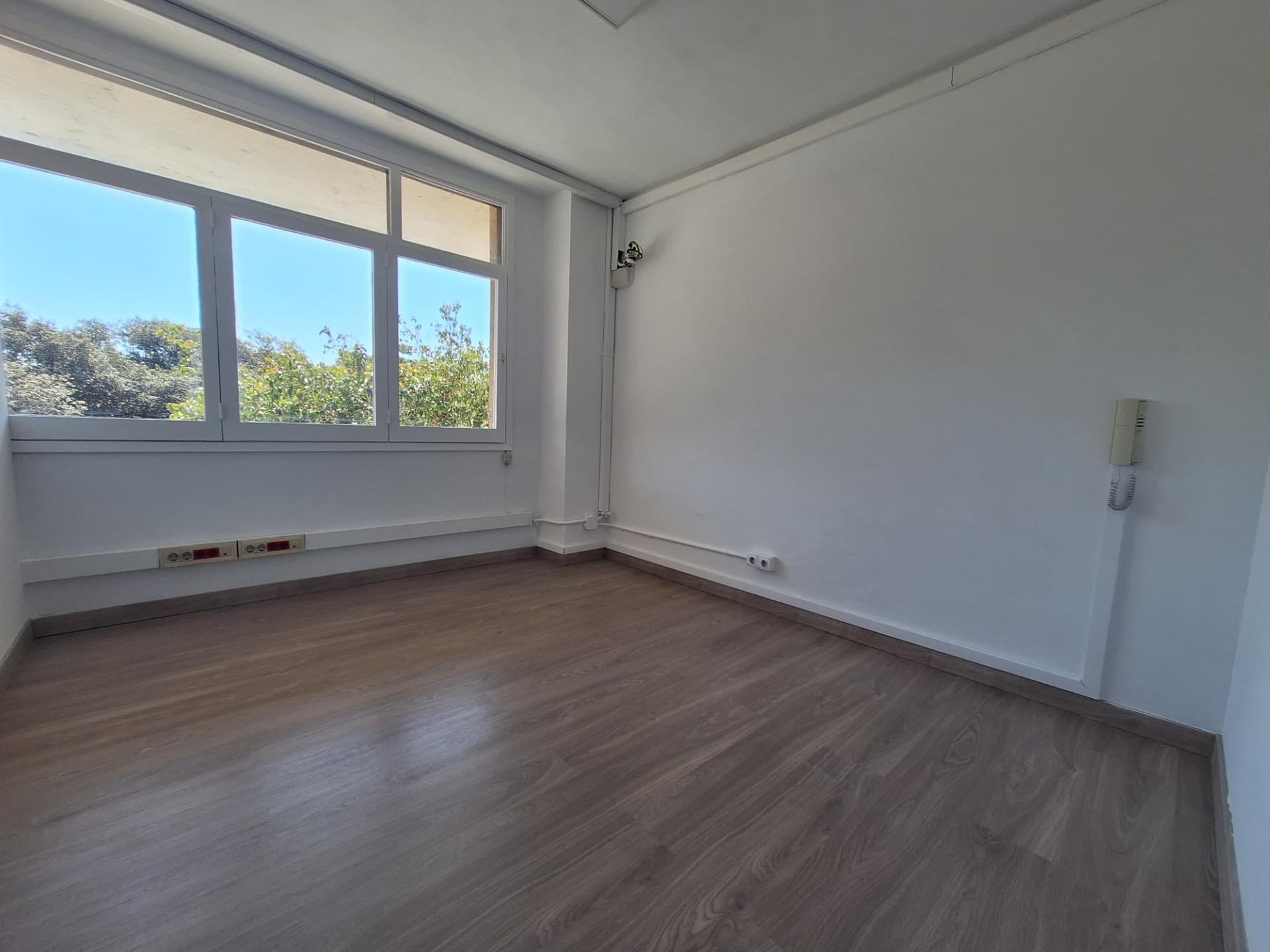 Local commercial dans Barberà del Vallès, Barcelona à louer Photo principale– Image 1 sur 4