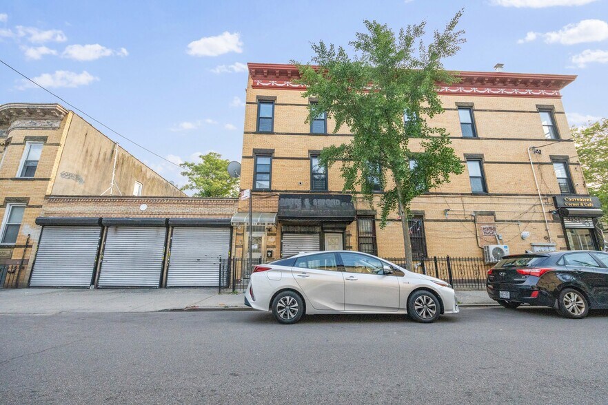 7104 60th Ln, Ridgewood, NY à vendre - Photo de l’immeuble – Image 1 sur 14