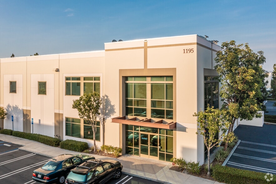 1195 Warner Ave, Tustin, CA à louer - Photo principale – Image 1 sur 4